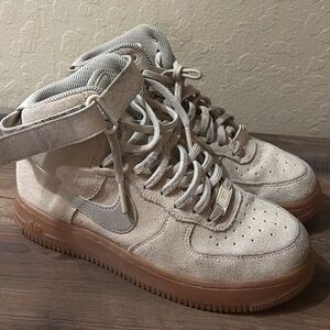 NIKE AIR FORCE: High-Top Beige Sneakers with Strap